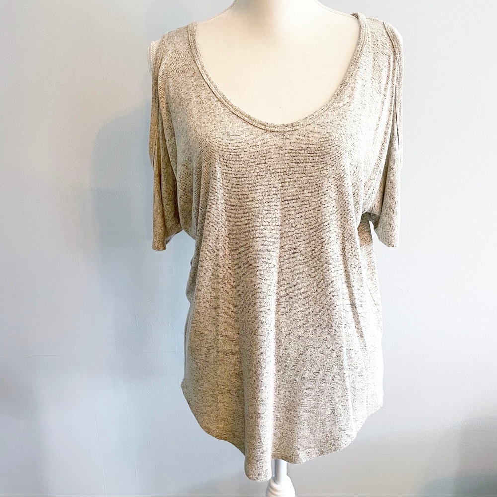 Acemi | cold shoulder lightweight short sleeve top